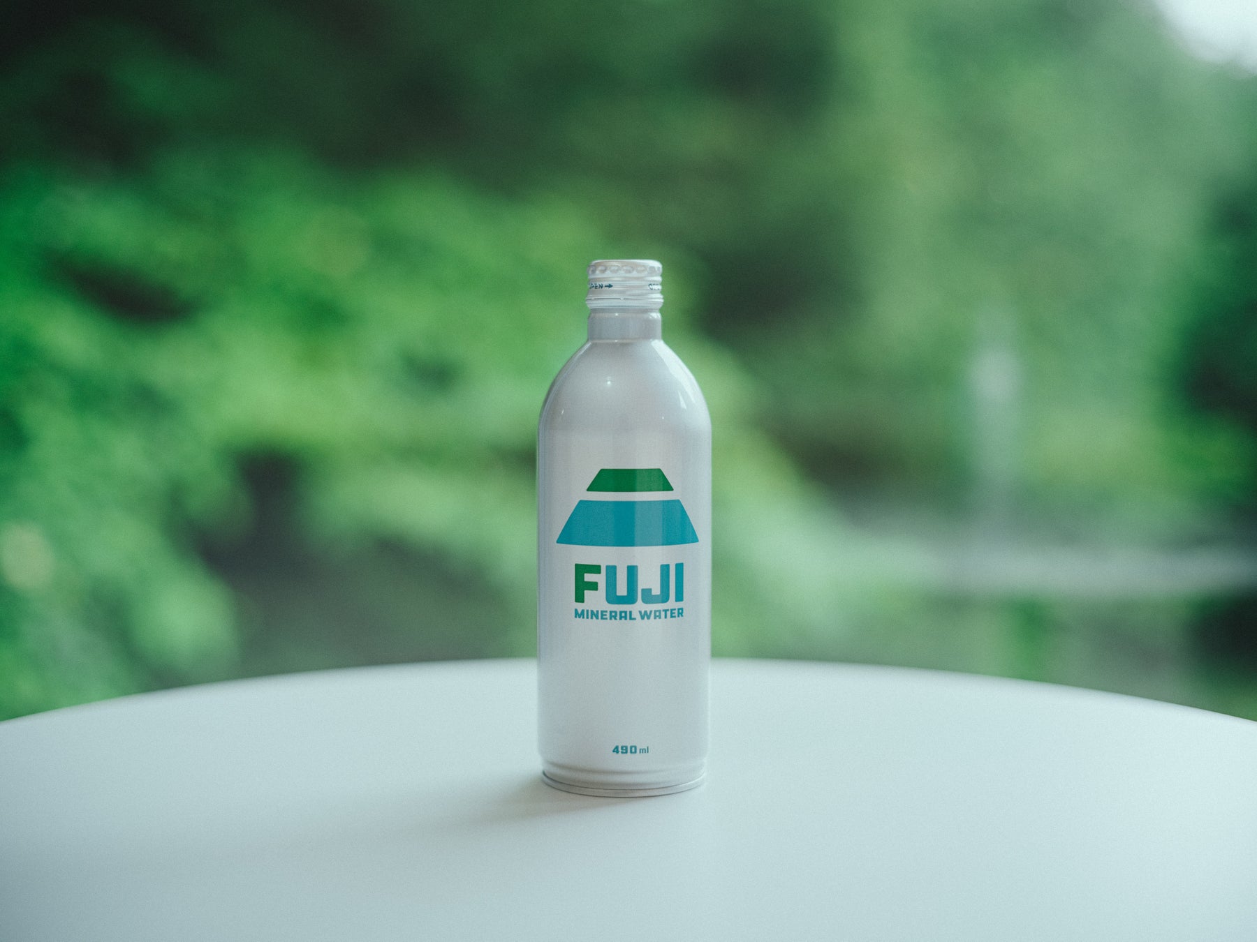ファミリーマートオリジナルデザインの限定ボトル「FAMIMA フジミネラルウォーター490ml（アルミボトル缶）」本日、7月10日（金）販売開始