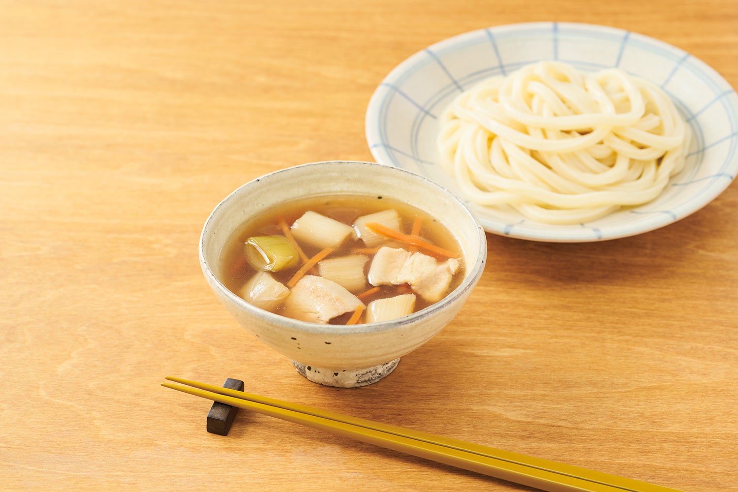 夏場の時短ニーズに応える具入りつけ汁　火を使わずに解凍するだけ「豚バラねぎ入り・うどんのつけ汁」