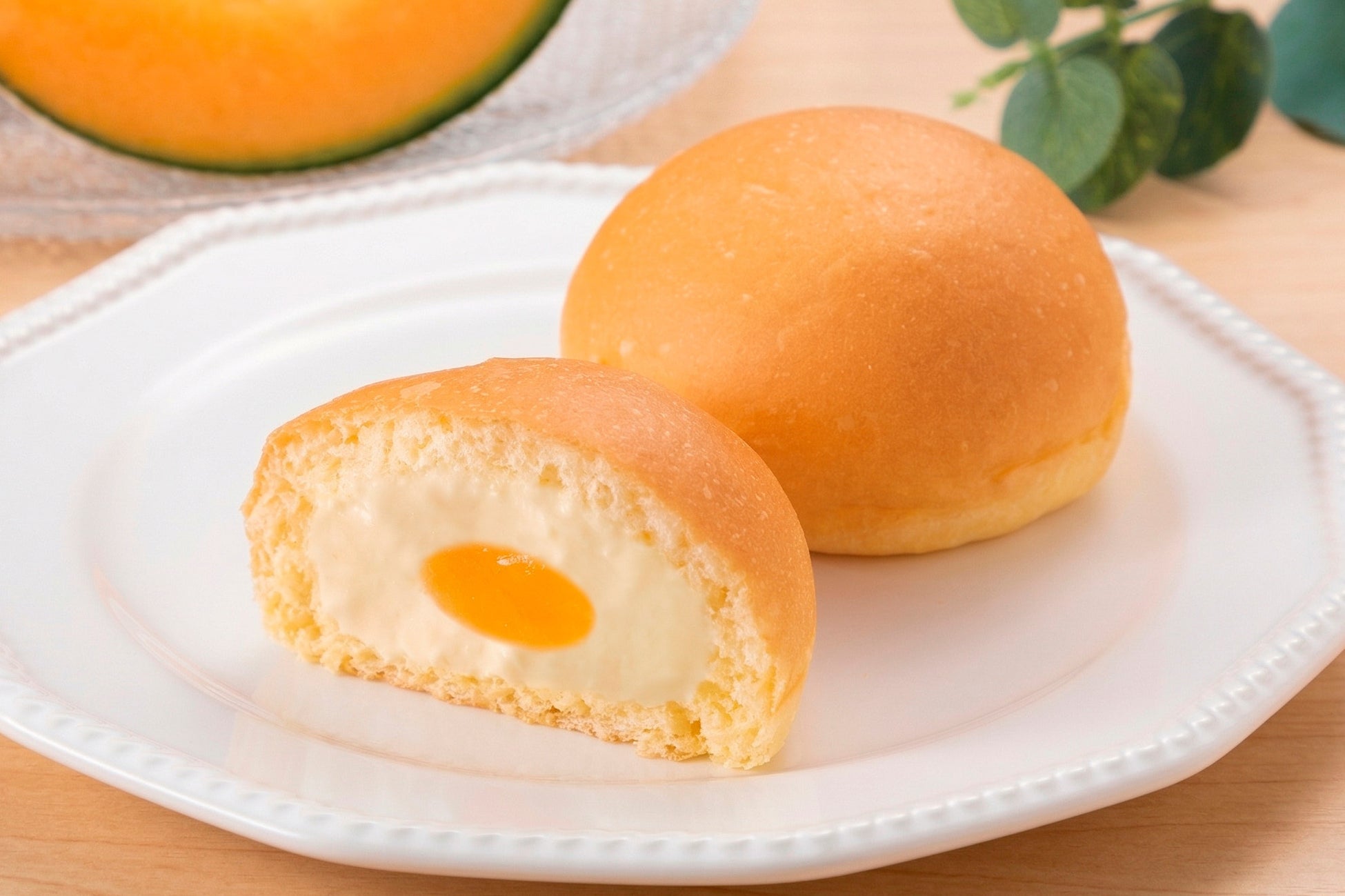 ファミリーマート「冷やして食べる とろけるくりーむパン 茨城県産赤肉メロン」7月14日（火）より新発売