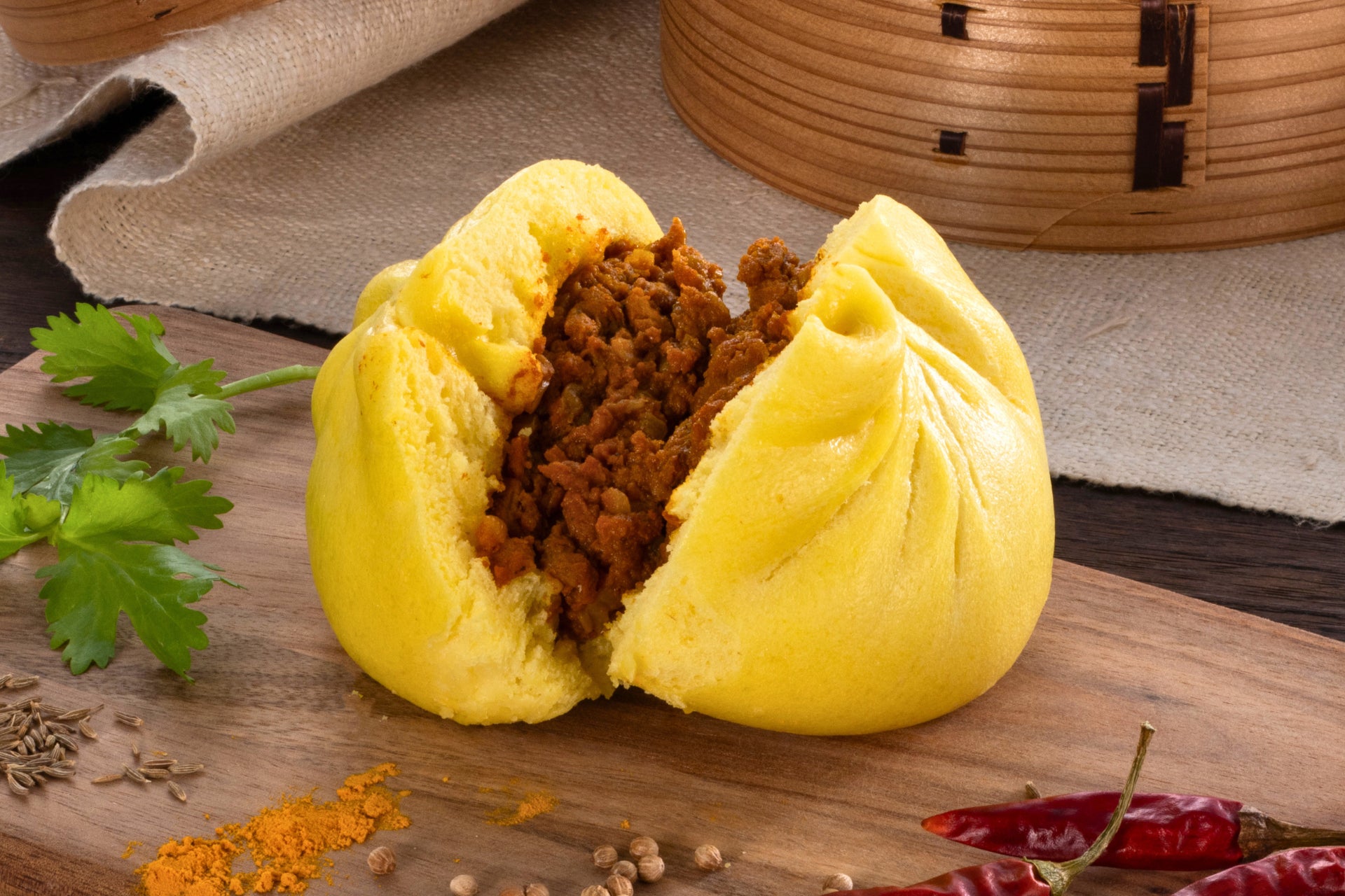【豚まん ウァン】暑い夏を楽しむ 期間限定商品「カレーまん」が登場！2026年7月20日(月)より一部店舗限定で発売開始