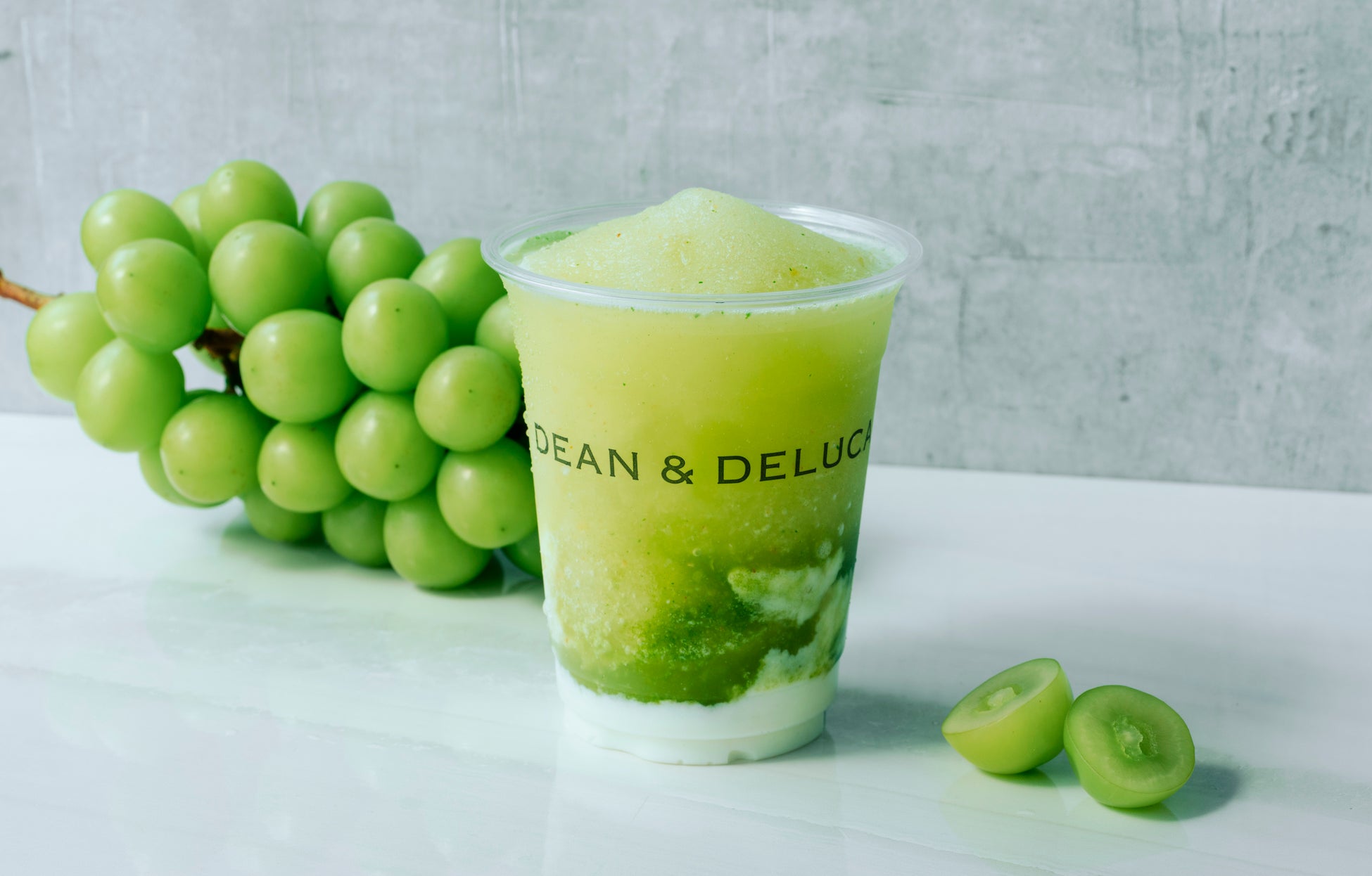 【DEAN & DELUCA】＜生の果実を使用したシャインマスカットがシーズナルドリンクに初登場＞果実の気品を味わう「シャインマスカットとエルダーフラワーのフラッペ」7月23日（木）より限定販売