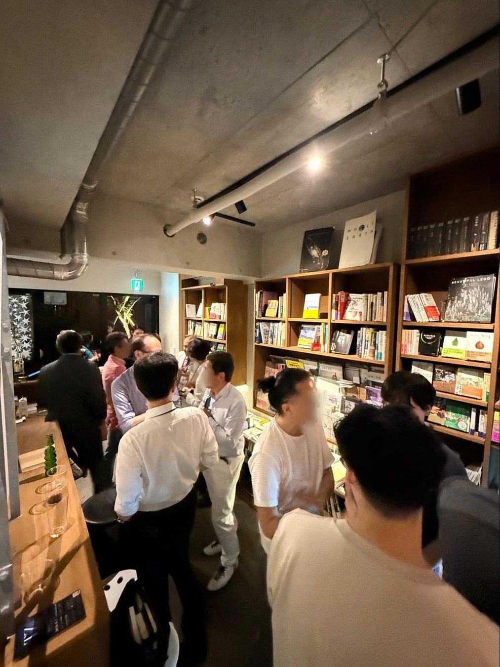 モッツァレラチーズがとろけ出す！『セブンカフェ ベーカリー』から「お店で揚げた とろけるチーズカレーパン」を新発売