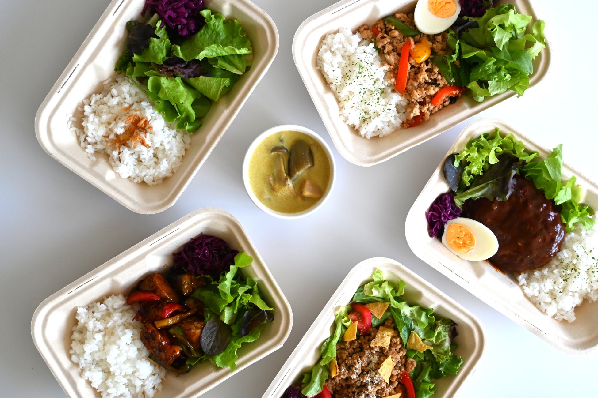 【虎ノ門】アクアポニックス野菜のサラダボウル専門店「AQUAMO salad」に週替わりのライスBOXとデリサンドが新登場。法人向けランチ配送サービス「OFFICE DELIVERY」でも提供開始