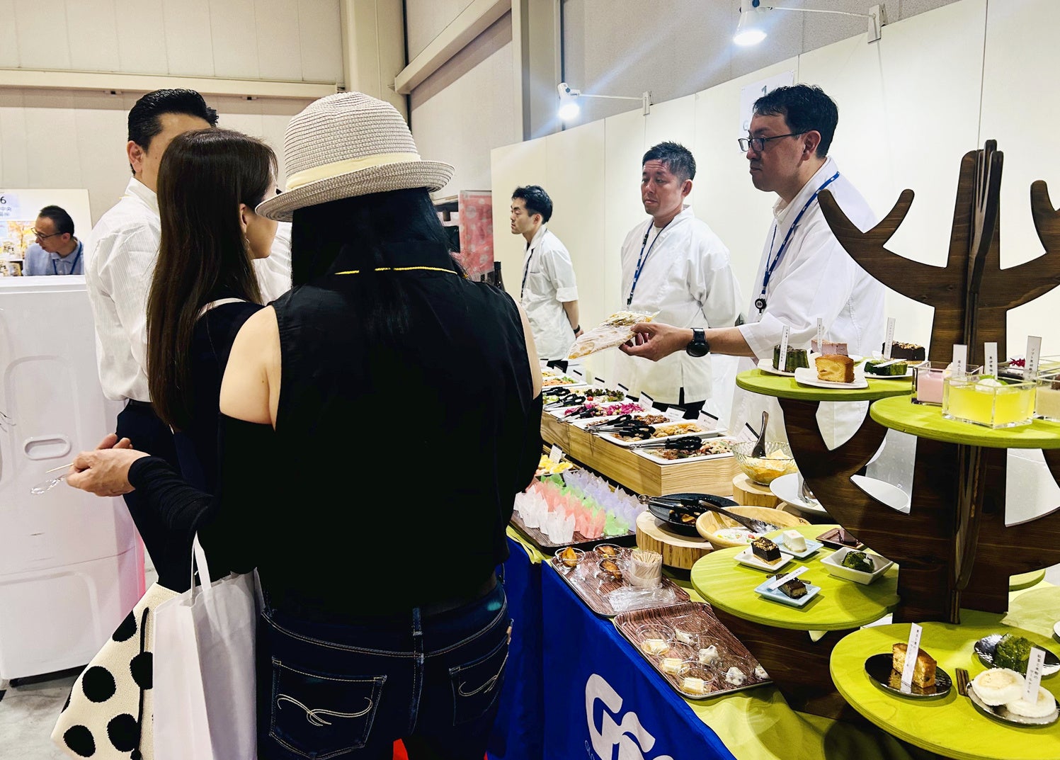 業務用加工食材で「朝食」にハイライト！　朝食ビュッフェは「選ぶ楽しさ」と「ひと手間」で差別化する時代へ　ジーエフシーが「小鉢」「デザート」「世界の朝ごはん」を提案
