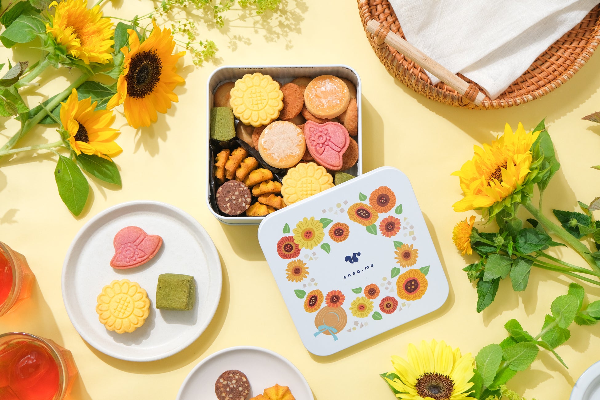 【ひまわり畑で見つけた、夏のおやつ】レモン・パイナップル・抹茶など夏らしい7種の味わい。『るんっと夏へ出かけるクッキー缶』をスナックミーオンラインストアにて期間限定発売