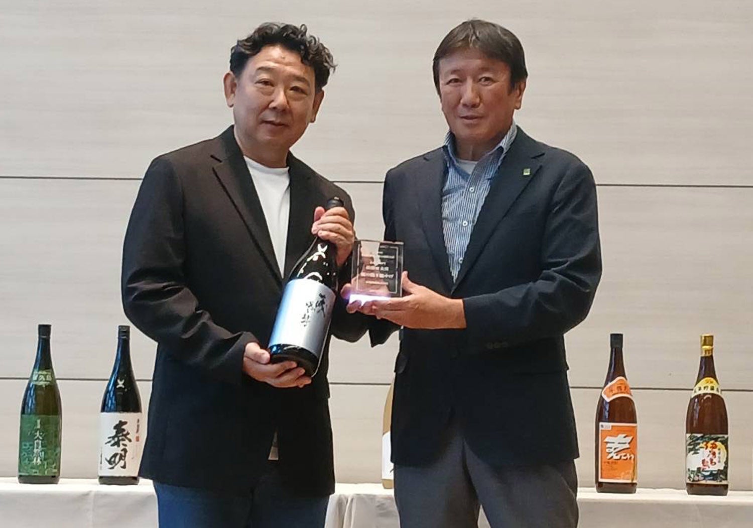 「第５回 酒屋が選ぶ焼酎大賞」で「蔵の隠き魅やげ(くらのおきみやげ)」が「最優秀大賞」を受賞「屋久島 大自然林 麦」が「優秀賞」を受賞