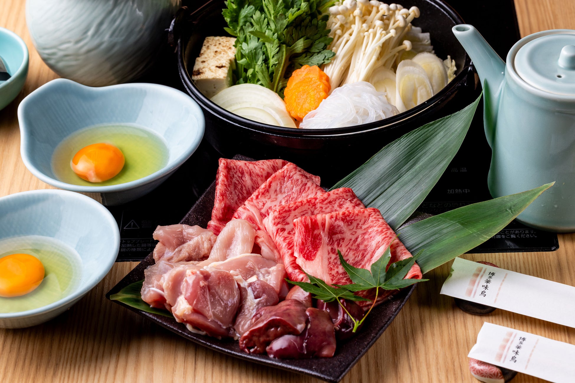 【水たき料亭 博多華味鳥】銀座二丁目店限定　A５ランク国産黒毛和牛ロースと九州産「華味鳥」を堪能できる「華味鳥すき焼き」が新登場！銀座で生ビールが1杯 100円で楽しめる「生ビール祭り」も開催中！