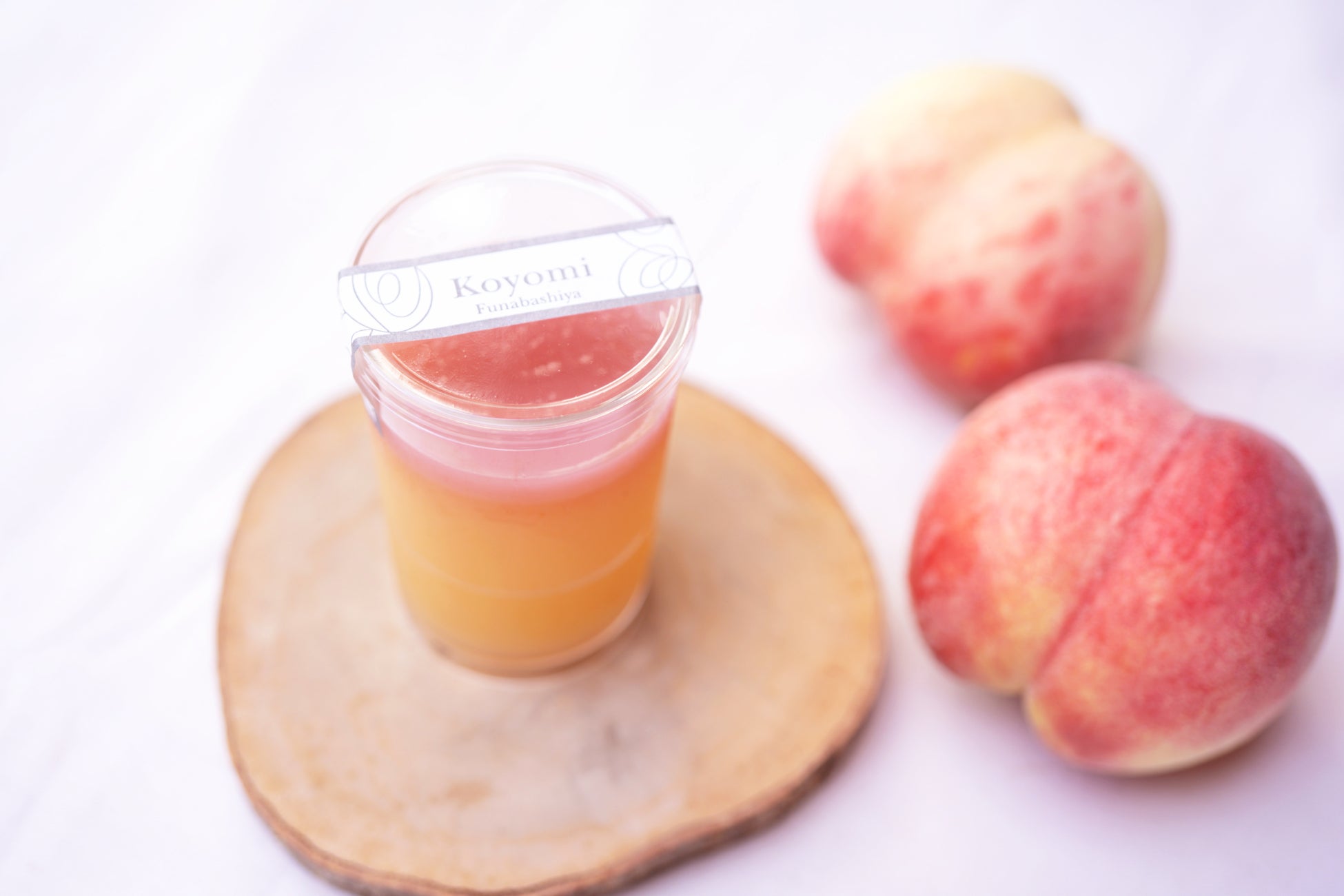 【夏限定】みずみずしい白桃を味わう、涼やかな和スイーツ2種を発売。「白桃の白玉しるこ」「白桃のゆらら」が登場