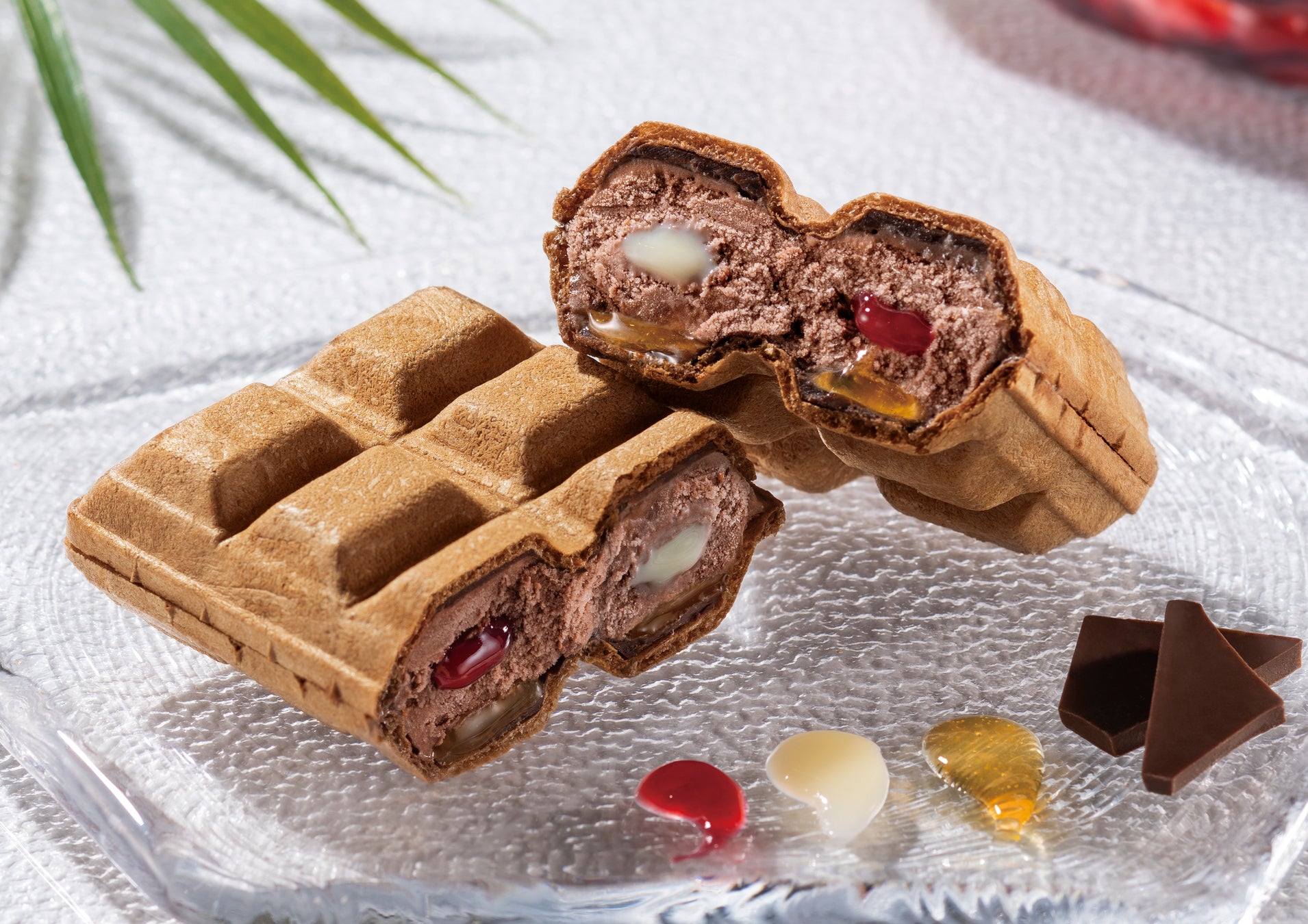 ベルギー産チョコレートと『南国白くま』のおいしさがひとつに。ワンハンドで楽しめる最中アイスで登場！ゴディバ「南国白くま最中 チョコレート」