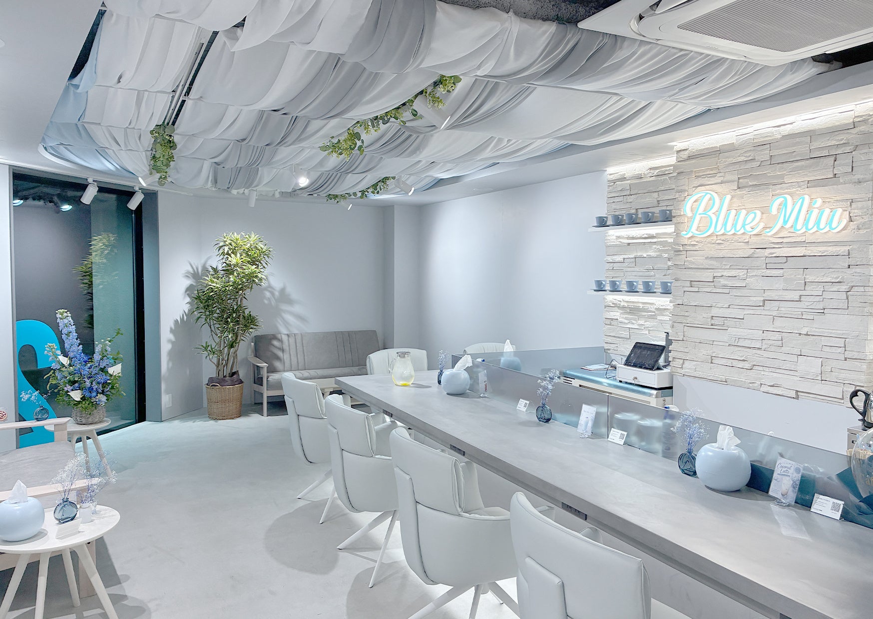 “青に没入する”特別なカフェ体験を。ブルーグレーに包まれた昼夜楽しめる「Blue Miu Cafe」が大阪・中崎町にオープン