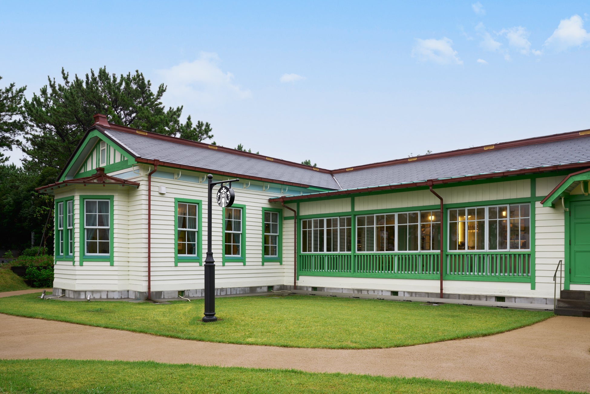 地域の歴史的建築を継承・活用する新店舗「スターバックス コーヒー 横浜海の公園店」海を望む登録有形文化財の洋館に8月10日（月）オープン