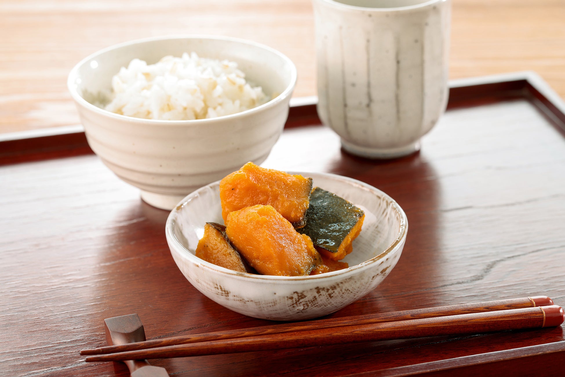 北海道の素材をいかす常温保管可能の袋入惣菜を8/20新発売。「北海道産ほめられかぼちゃのほっこり煮」「北海道産きたあかりのじゃがバタ―」