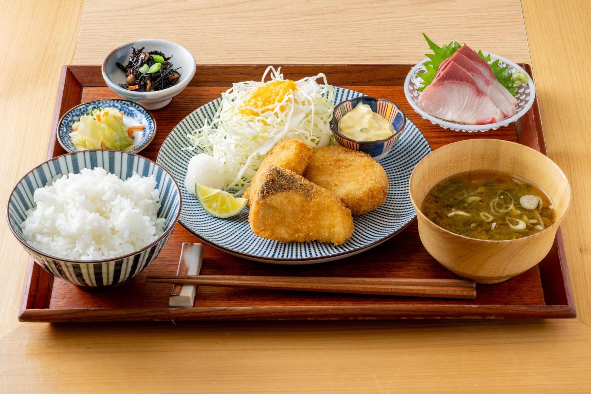 毎日通いたくなる東京駅構内の「dancyu食堂」、8月10日（月）まで限定のぶり尽くし「夏の黒瀬ぶりかつ定食」を数量限定販売〜ぶりかつ、梅しそフライ、コロッケ、刺身を一度に。