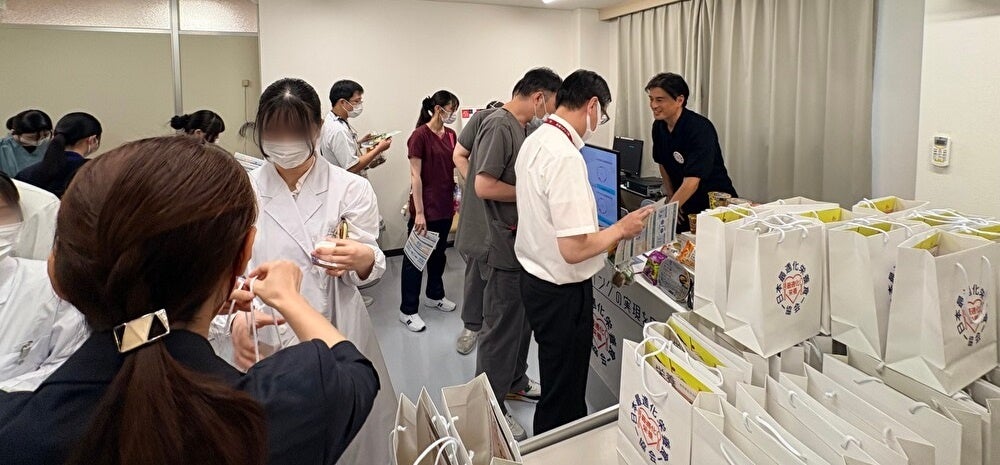 日本最適化栄養食協会が板橋中央総合病院でサンプリングイベントを実施　医療従事者ら約140名に栄養バランスの重要性を説明