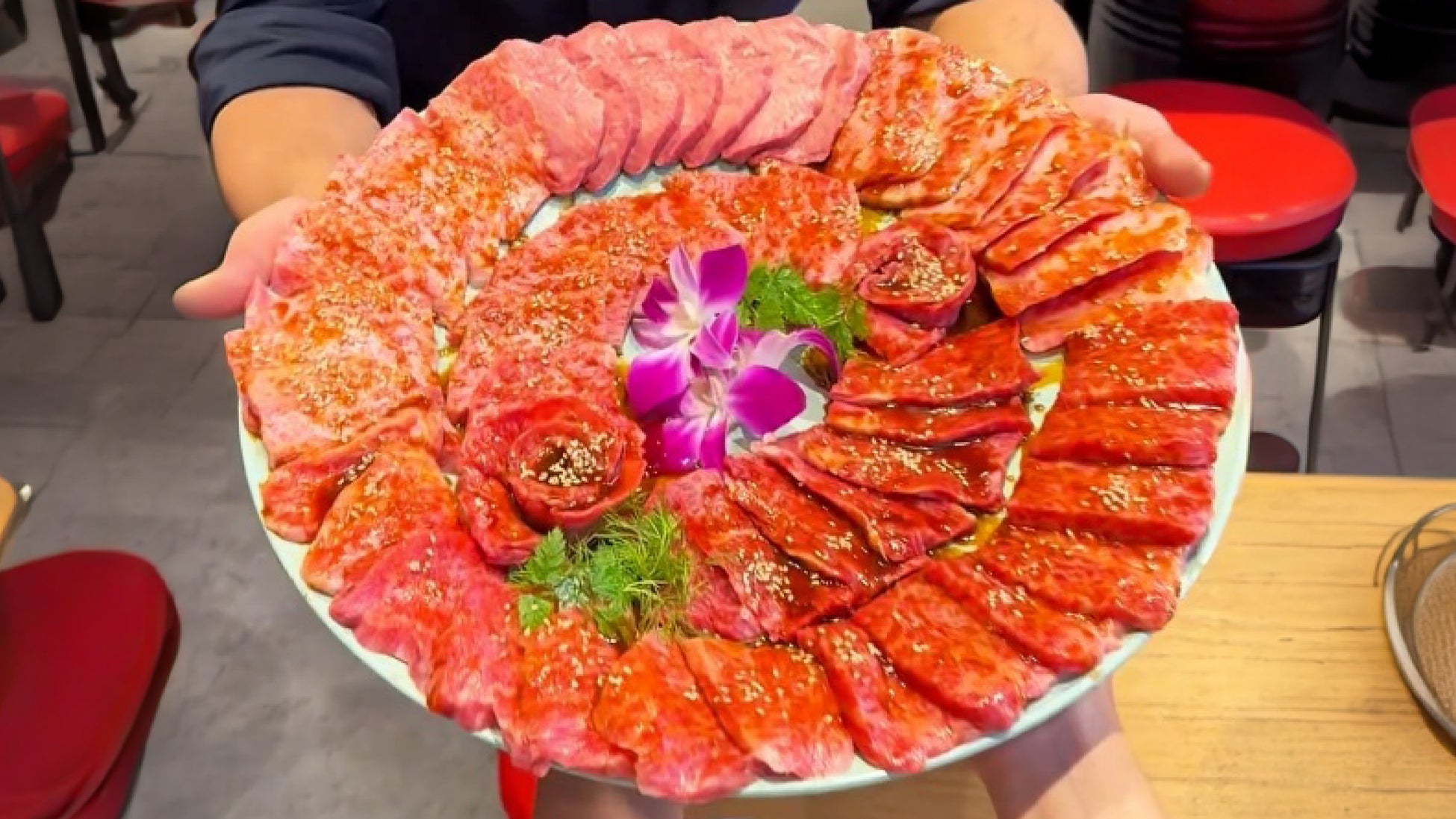 【1日1皿限定】総重量1.1kgの衝撃！SNSで話題沸騰のデカ盛り肉『大皿横綱キング盛り』が新小岩『焼肉 牛海道』に新登場！