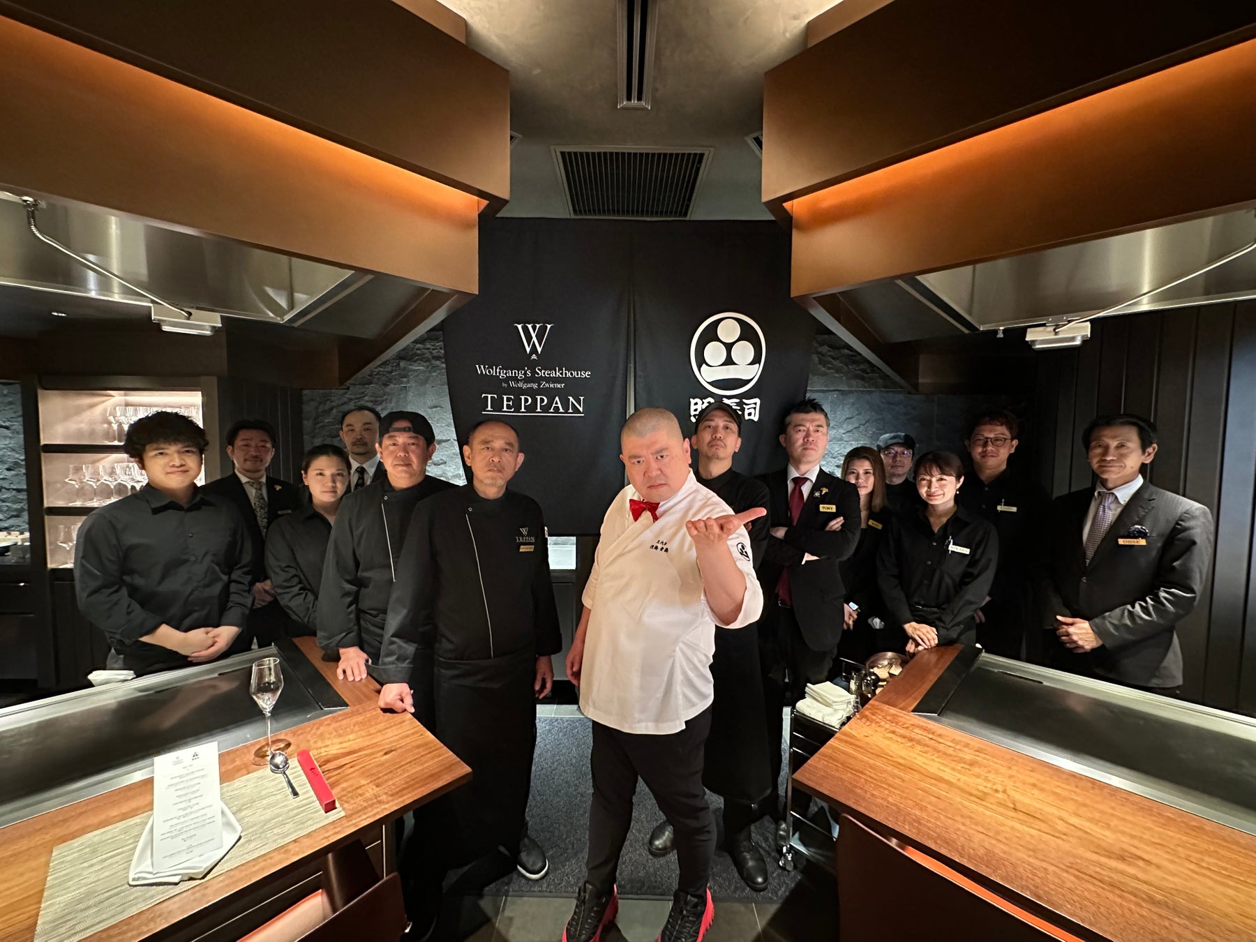 【ステーキ×寿司のコラボが実現】「ウルフギャング・ステーキハウス TEPPAN」“寿司劇場”「照寿司」とのコラボイベントを開催