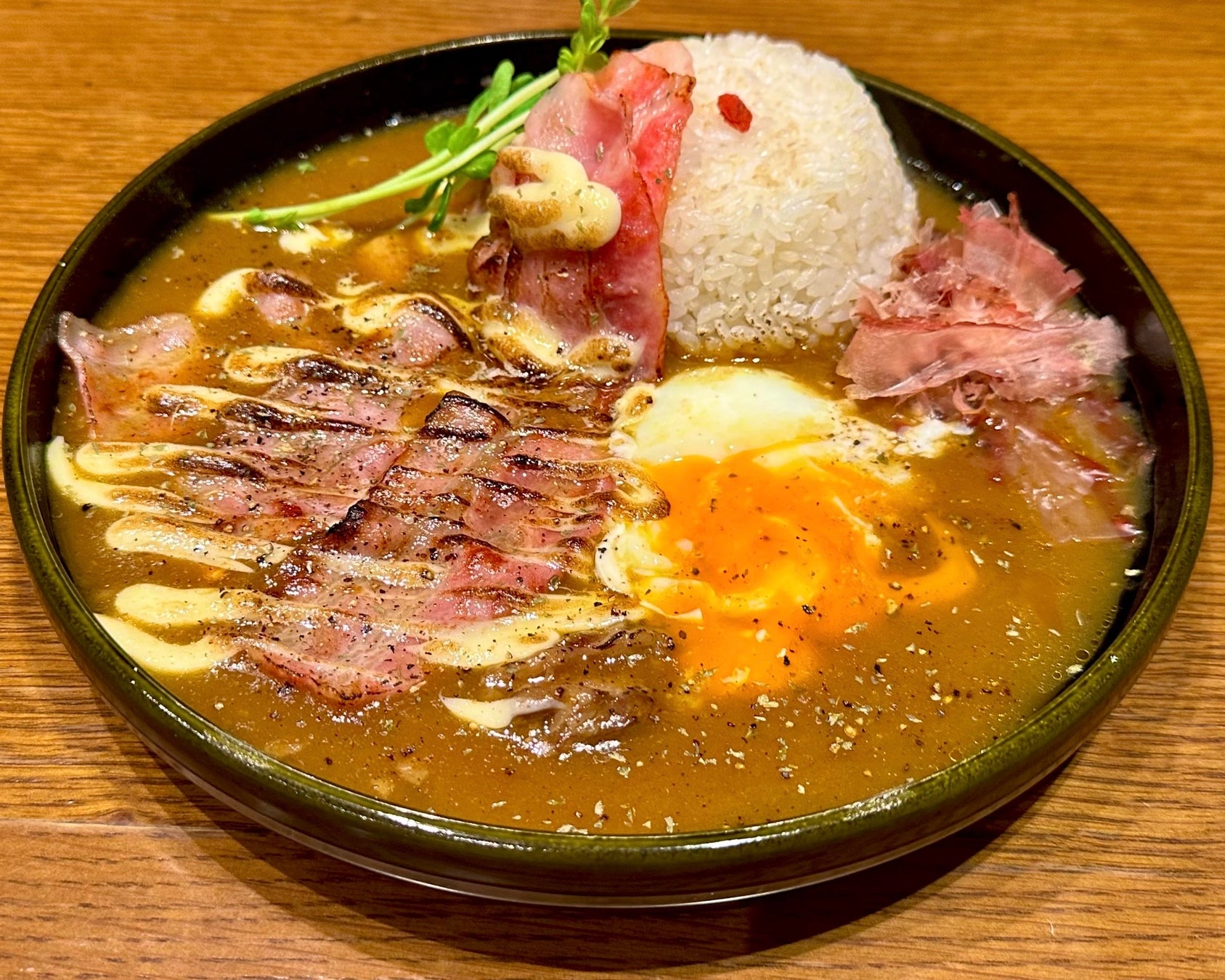 「カレーで、月見。」古き良き日本の“出汁”と“月見”が出会う。
