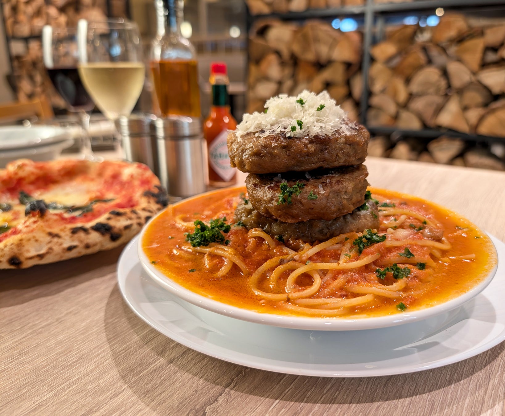 【※メディア・インフルエンサー限定 試食会開催！】高尾山をイメージしたハンバーグが、そびえ立つボロネーゼ！「ピッツェリア ドォーロ ナポリ 八王子店」で、新名物“やみつきスープパスタ”の提供スタート！