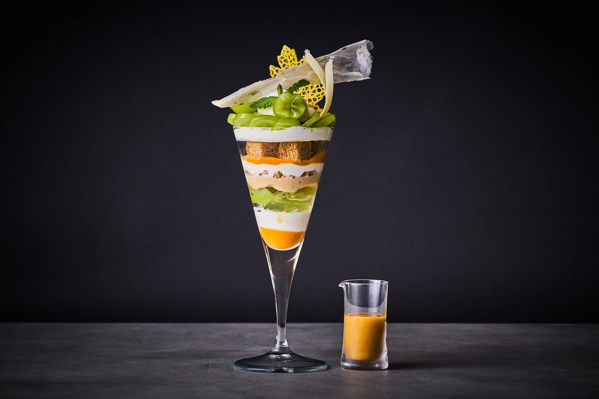 【ホテルメトロポリタン】シャインマスカットを贅沢にあしらったご褒美「Seasonal Parfait」〜芸術の秋を彩る、果実の美しさと紅茶が織りなすハーモニー〜