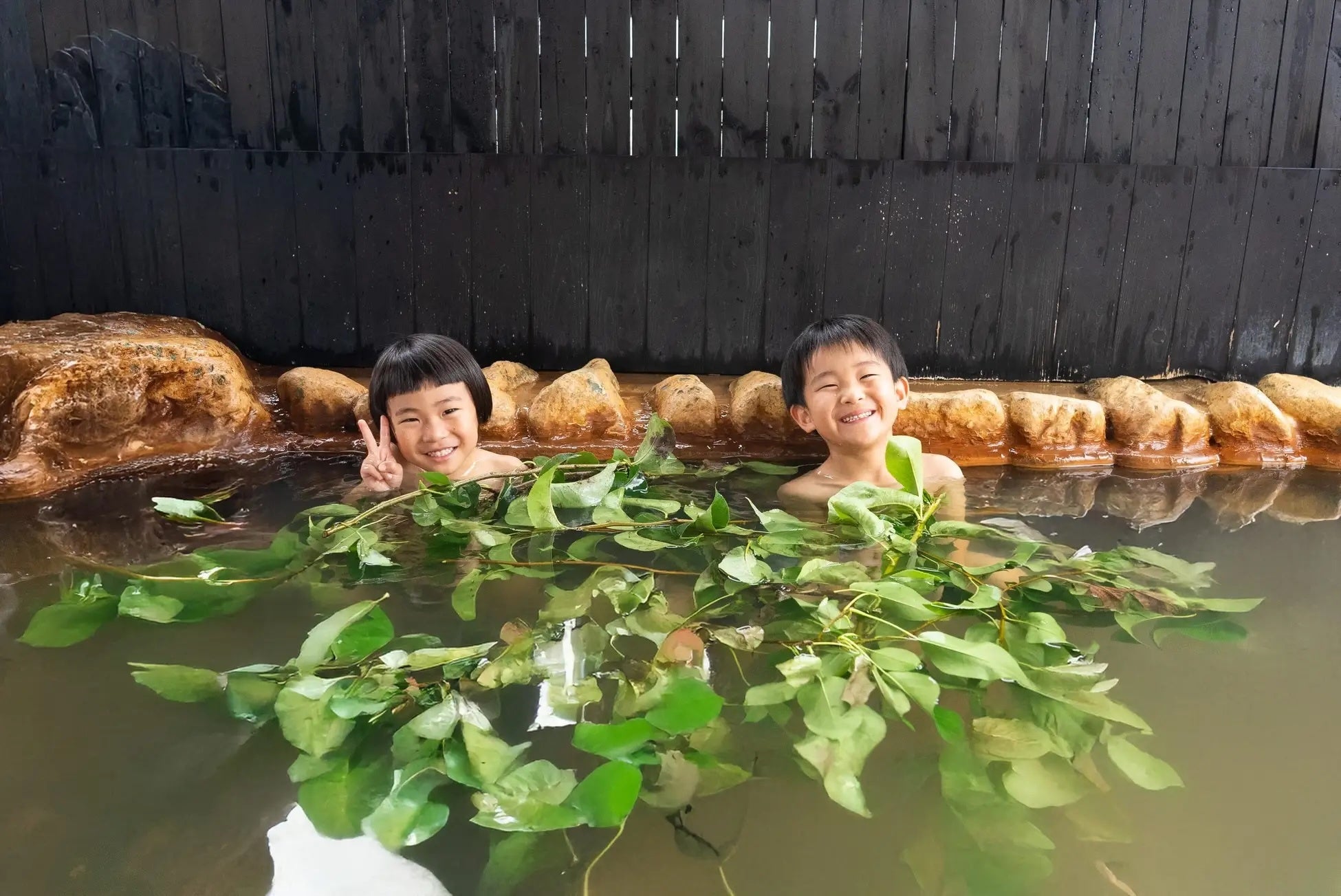埼玉の名産品・梨と温泉のコラボ。おふろcafe 白寿の湯にて季節のおふろ「梨の葉風呂」を開催中。梨を使用した夏期限定スイーツの提供も。