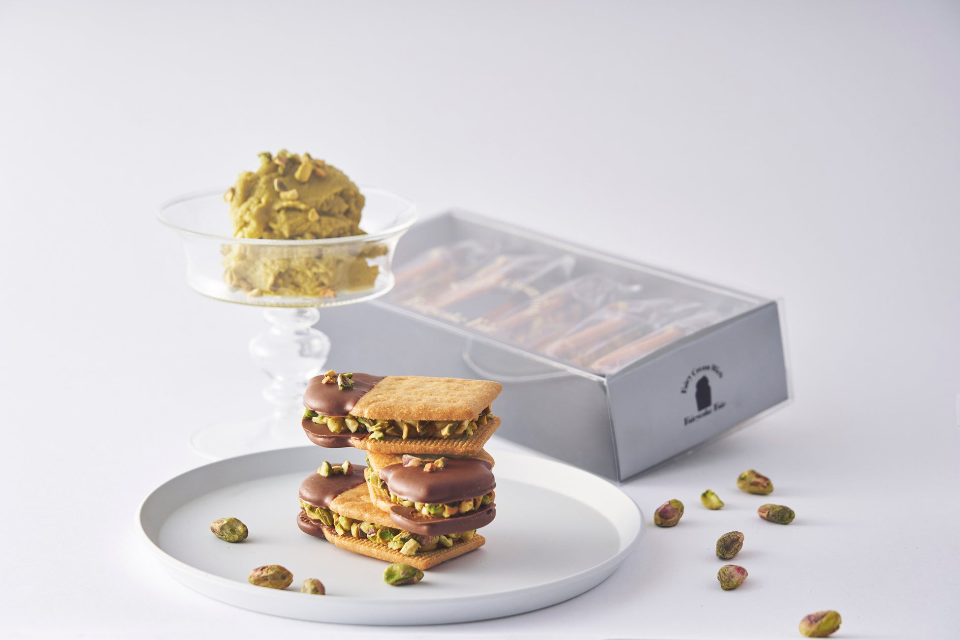 噛むほど、ピスタチオの香ばしい甘み。濃厚ピスタチオクリームと、砕いたナッツのザクザク食感「フェアリークリームウィッチ ピスタチオ生バターサンド」今年も期間限定で登場！