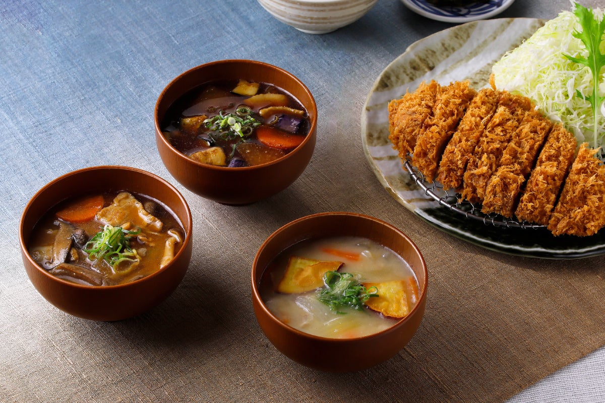 【名代とんかつ かつくら】晩夏から秋へ、季節の移ろいを楽しむ「豚汁フェア」9月3日(木)から開催。京都の味噌と旬の食材を合わせた3種の豚汁が登場。