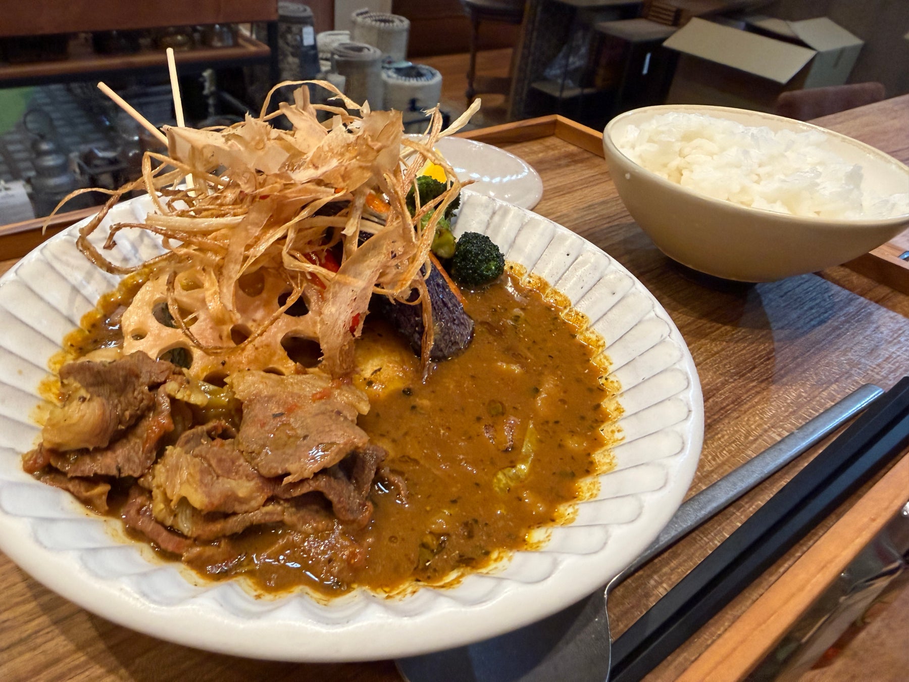 丹波篠山初、猪肉のスープカレーが誕生。satory’s cafeが「ぼたんスープカレーRED極み」を9月3日発売