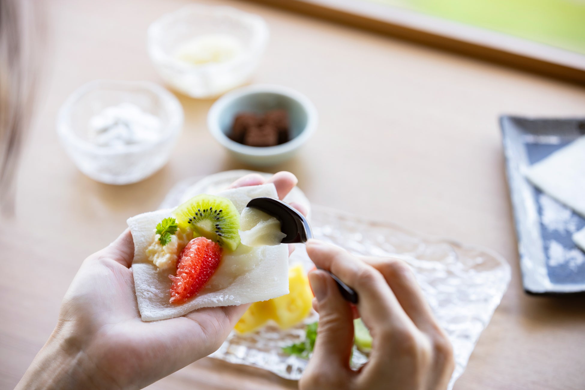 銀河に新登場！手のひらで完成する、上品なフルーツ大福体験「包んで食べるフルーツ大福」