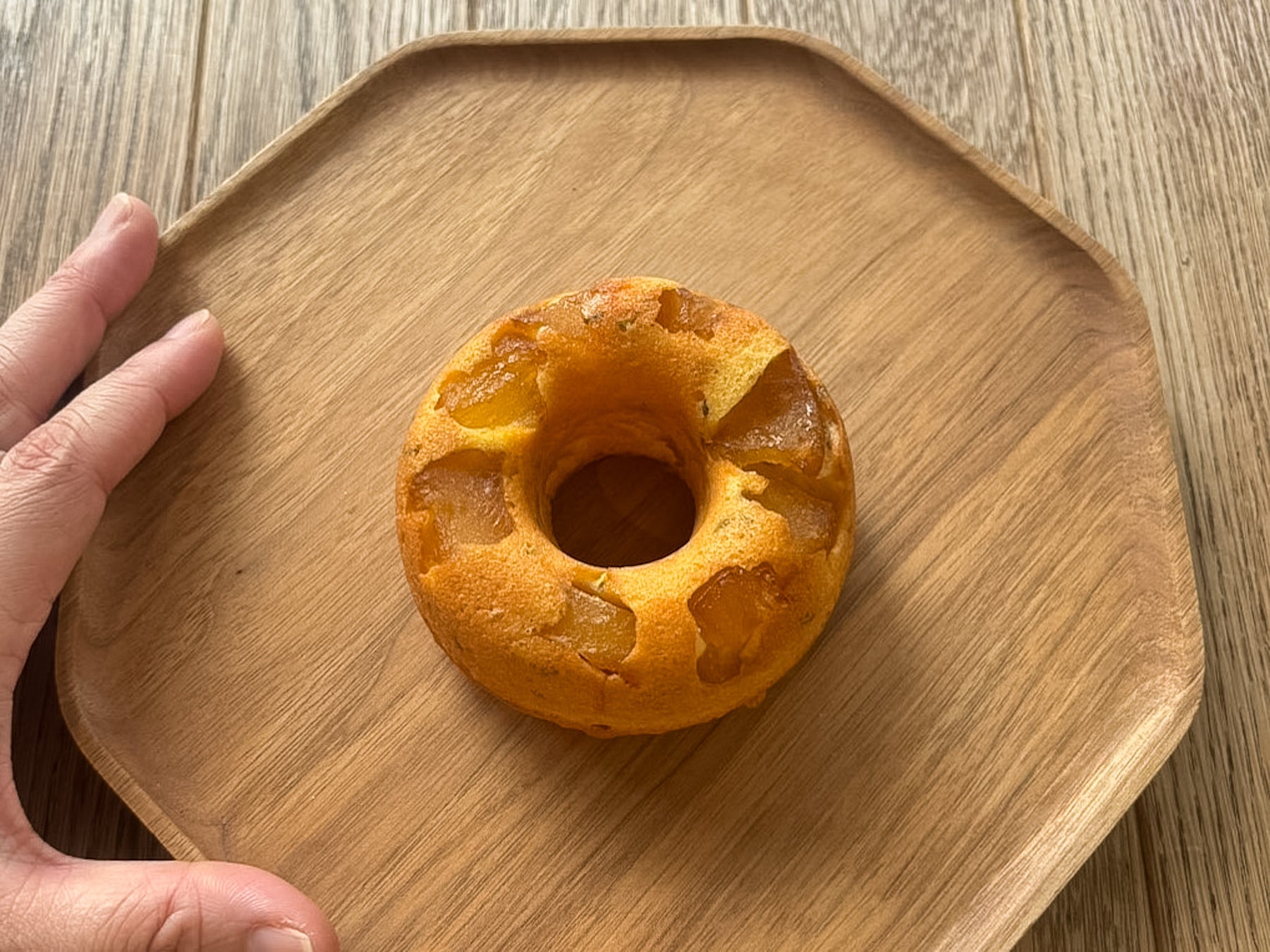 ホーカスポーカス 9月の新作はりんごとフェンネル アールグレイに漬け込んだりんごを敷いて焼き上げた焼きドーナツを永田町店で発売