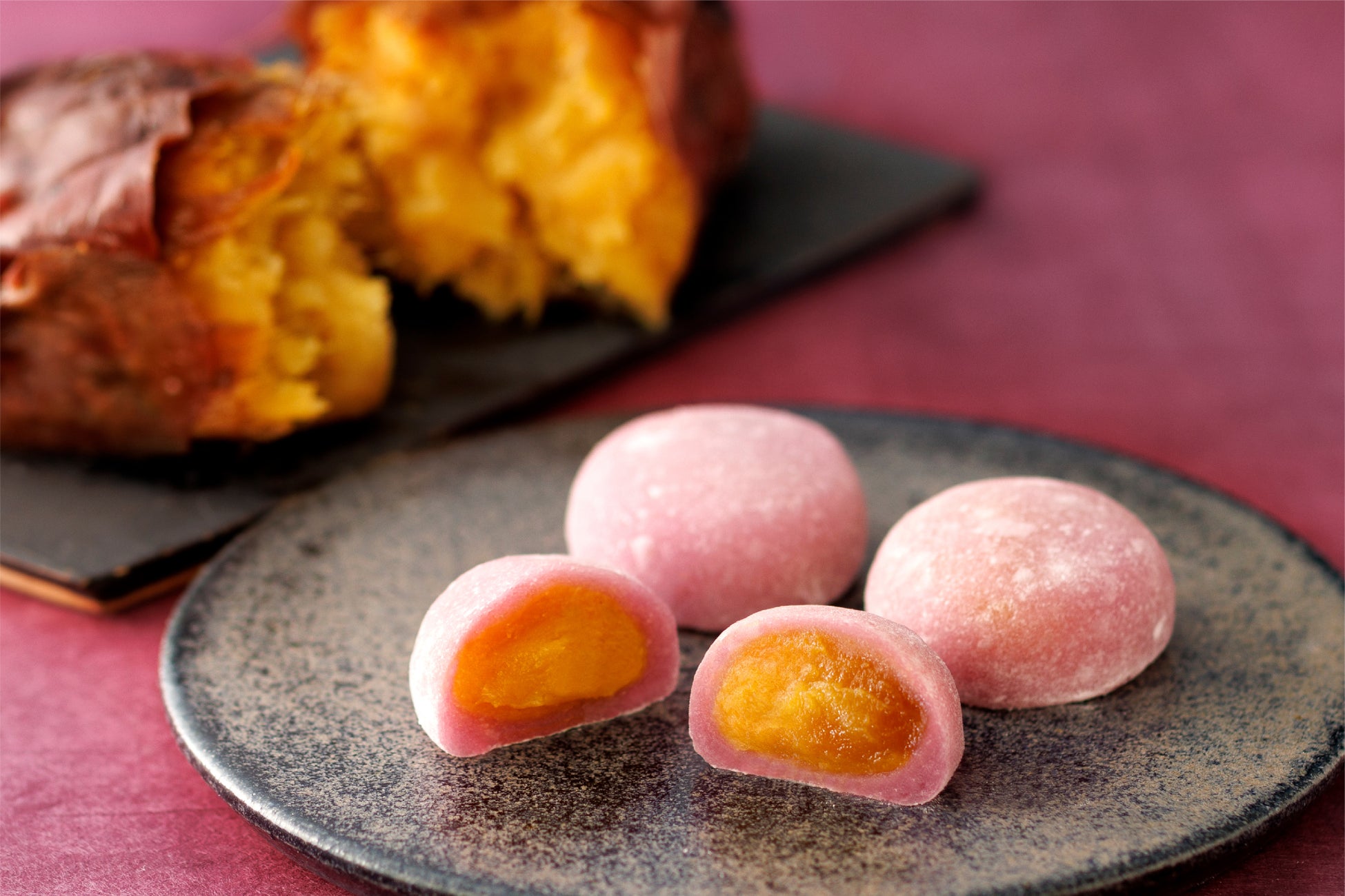 種子島産・安納芋に練乳やバターを合わせ、スイートポテト風に仕上げた『ちとせの焼き芋餅』が【築地ちとせ】より、発売開始。