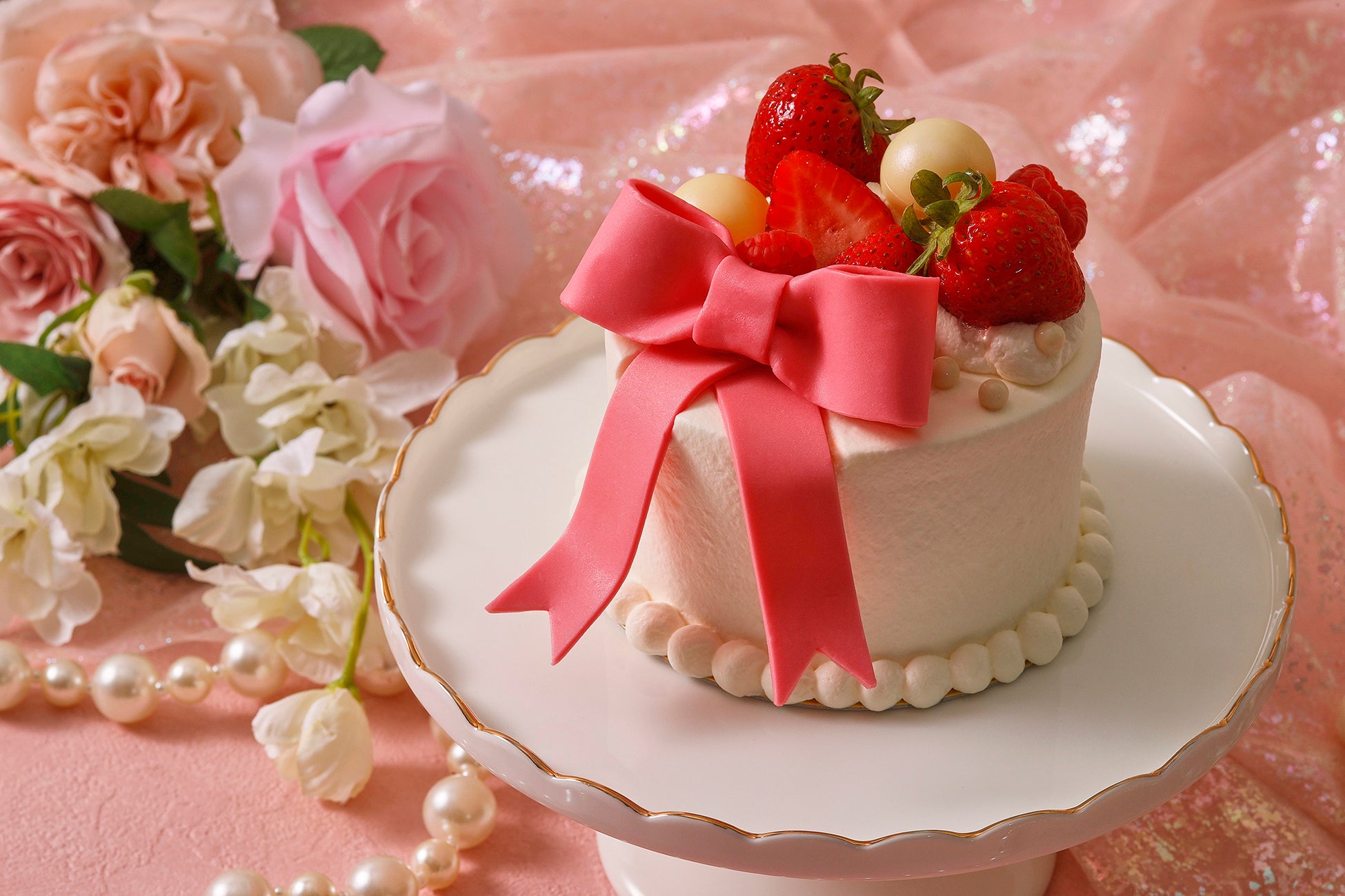 愛らしいピンクリボンをあしらったショートケーキ&スペシャルドリンクが10月限定登場