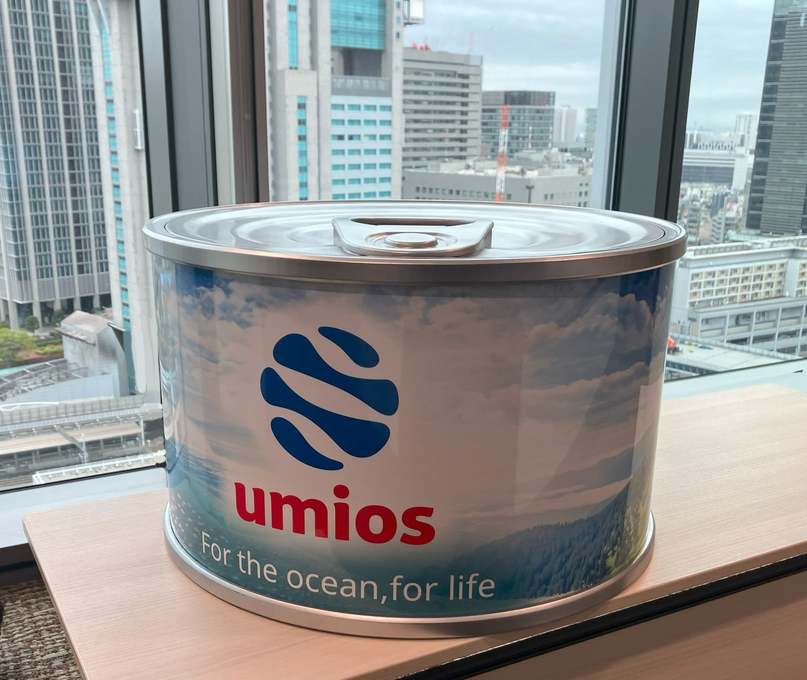 Umios株式会社（旧:マルハニチロ株式会社）が巨大オブジェ「未来Umios缶」を製作し、入社式で披露
