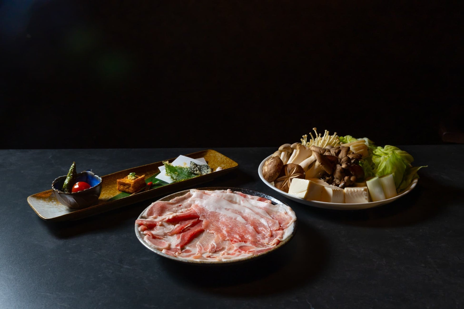 【9月14日 明石にオープン】林SPFポークを一頭買い。4種の部位を“食べ比べる”「しゃぶしゃぶ・おばんざい くぐる」が誕生。