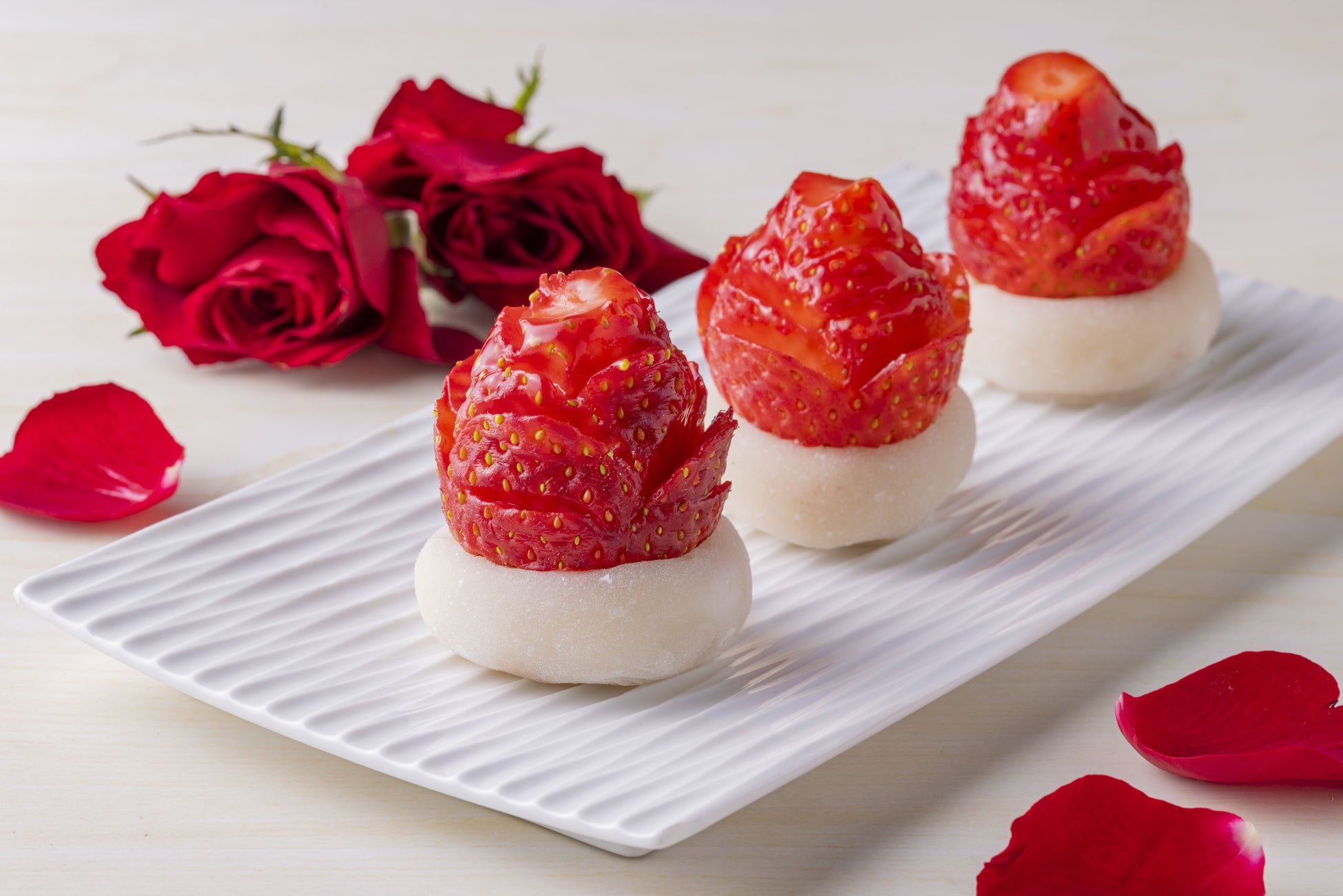 高島屋の象徴であり、横浜市の市花「薔薇」を和菓子に。弁才天が横浜高島屋限定の「薔薇いちご大福」「薔薇わらび餅」を発売