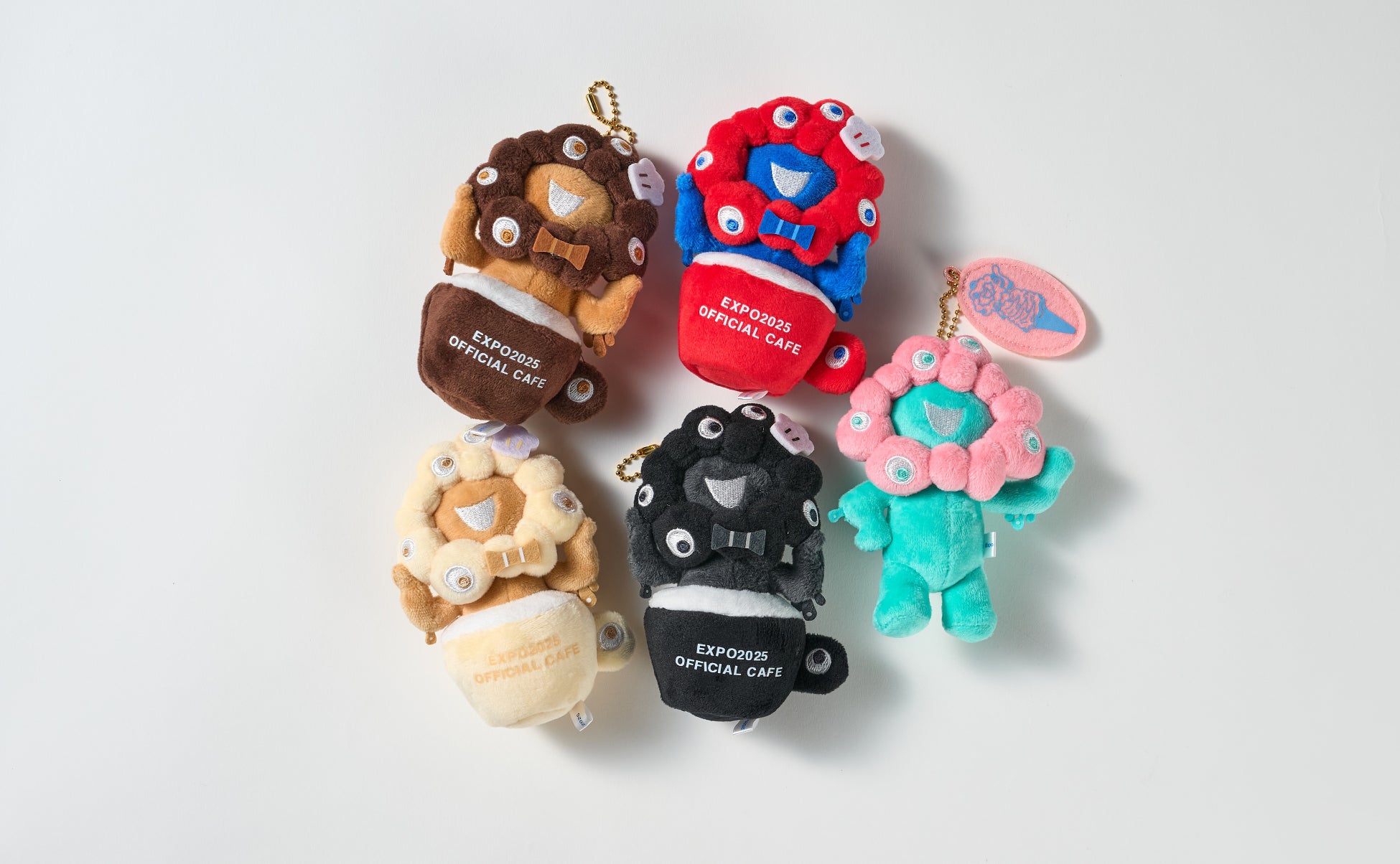 EXPO2025 オフィシャルカフェ らぽっぽリンクス梅田店ミャクミャクの新作マスコット全5種が10月2日より発売！大好評の「ミャクミャクソフト」が持ち歩けるミニサイズに。カフェロゴも初のマスコット化