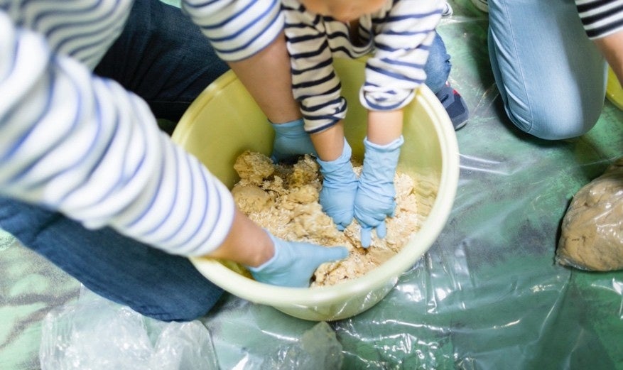 【岐阜県飛騨市】驚くほど濃厚なはちみつ×飛騨りんご!秋の新作「飛騨りんごのはちみつソフト」を10月5日(月)より限定発売(道の駅 スカイドーム神岡)